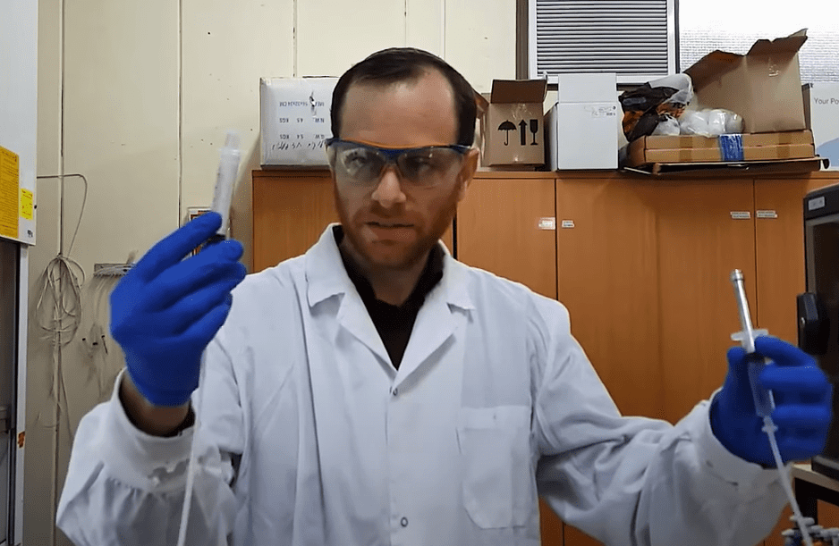 תמונה לפרסום - עמית במעבדה יצירת סיבים